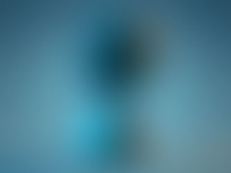 un-microphone-bleu-avec-un-haut-parleur-blanc-dessus