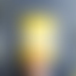photographie-doigt-pointant-vers-un-livre-blanc