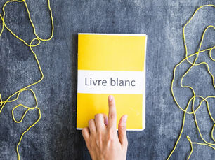 photographie-doigt-pointant-vers-un-livre-blanc