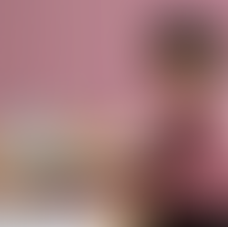 photographie-jeune-femme-professionnelle-utilisant-ordinateur-pour-rediger-livre-blanc