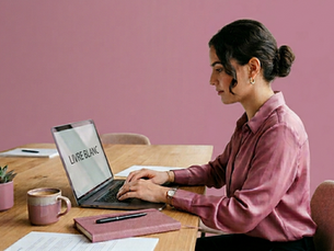 photographie-jeune-femme-professionnelle-utilisant-ordinateur-pour-rediger-livre-blanc
