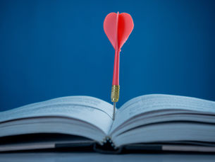 livre-ouvert-flechette-cible-pages