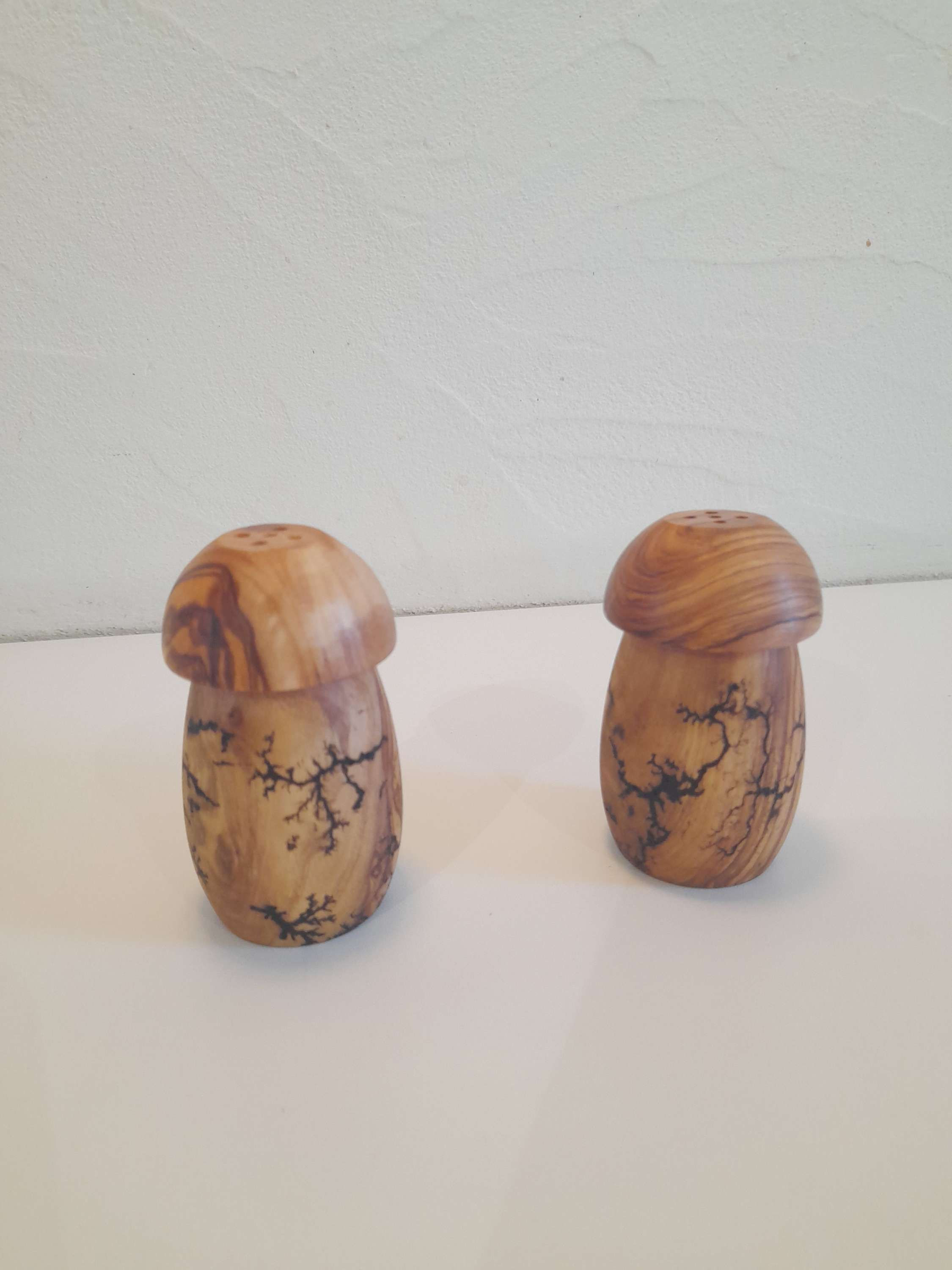Salière et poivrière en d'olivier foudroyé 