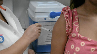 Vacinação contra HPV avança em Niterói, mas cobertura entre meninos ainda preocupa