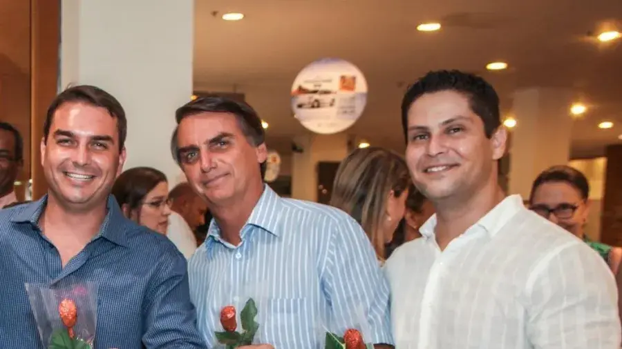 Flávio e Jair Bolsonaro com Santini na inauguração da franquia da Kopenhagen. Imagem: Divulgacao/Facebook.