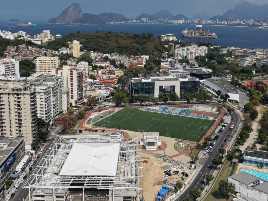 Rodrigo Neves vistoria obras do Parque Poliesportivo da Concha Acústica em Niterói