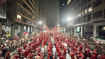 Viradouro celebra tetracampeonato com desfile em Niterói