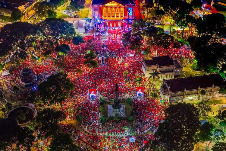 Uma multidão de 80 mil pessoas lotou a Praça da República, em Belém Foto: Ricardo Stuckert