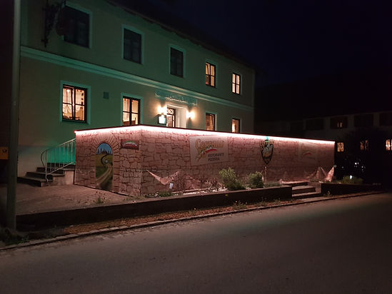 Restaurant beleuchtet bei Nacht