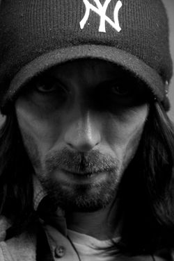 portrait noir et blanc sujet de face