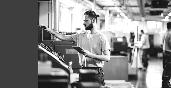 Ingeniero realizando mantenimiento a una máquina impresora