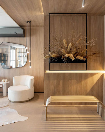 Ambiente de hall planejado com iluminação sofisticada e móveis sob medida