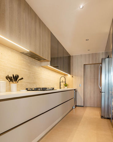 Cozinha modular com design contemporâneo e eletrodomésticos embutidos