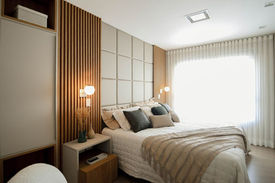 Quarto Planejado com iluminação natural e Mesa de Cabeceira planejada Guarda Roupa Embutido na cor Branca e cabeceira Modular .