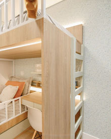 Quarto pequeno com mesa de estudos e iluminação em Led e com bicama planejada .