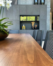 Cozinha Planejada com armários modulares na cor preta e iluminação natural