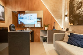 Área de trabalho em escritório com móveis planejados e iluminação eficiente