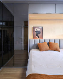 Quarto planejado em tons de branco e madeira, com cabeceira planejada modular, armário modular, mesa de cabeceira e escrivaninha planejada.