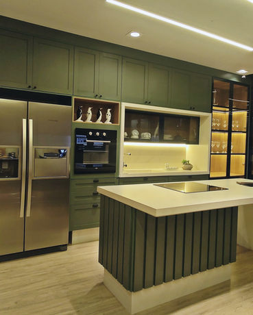 Cozinha planejada com design contemporâneo e eletrodomésticos embutidos com ilha planejada, móveis na cor verde