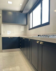 Cozinha com armário modulado para pia, e armário aéreo planejado.
