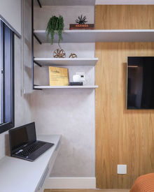 Quarto planejado com mesa para estudos e painel planejado para Televisão com estante nicho decorativo