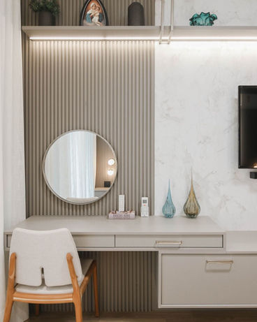 Escritório planejado com mesa de trabalho e estantes modulares