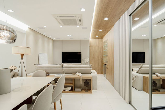 Sala de estar planejada com móveis sob medida e estante embutida