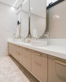 Banheiro planejado com pia moderna e armário de armazenamento embutido