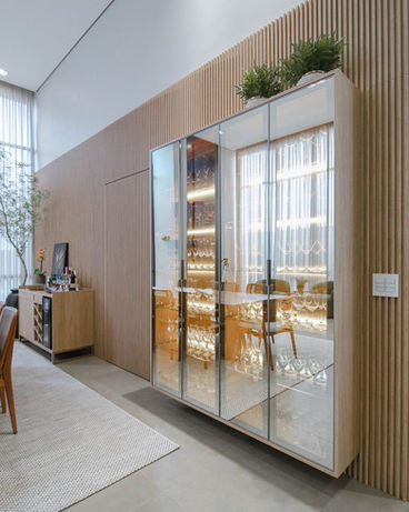 Armário planejado com prateleiras ajustáveis e iluminação interna