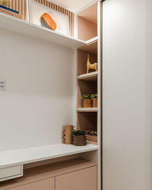 Quarto planejado com nicho decorativo com guarda roupa embutido na cor branca