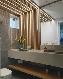 Banheiro compacto com móveis planejados e prateleiras organizadoras