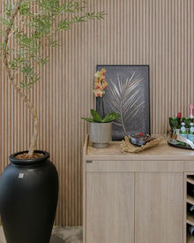 Sala de Estar com Estante planejada na cor madeira e painel de parede em ripas