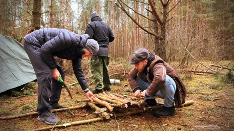 Kursanci na szkoleniu uczą się budować ogniska sygnalizacyjne
