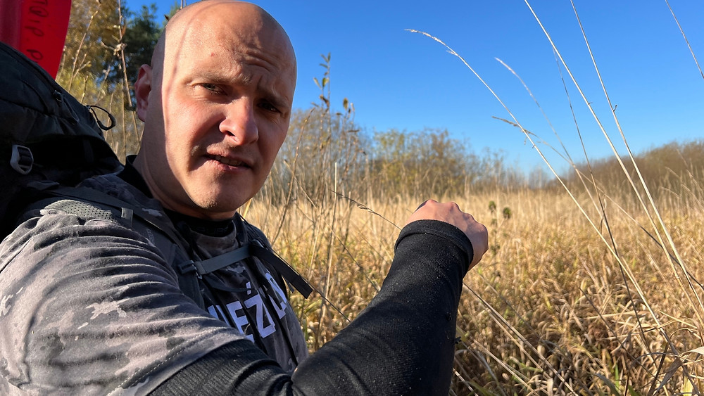 Instruktor survivalu pokazuje kierunek marszu