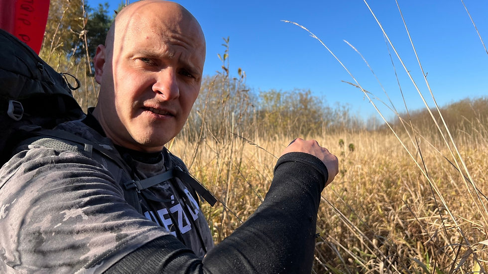 Instruktor survivalu pokazuje kierunek marszu