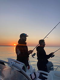 Pêcheurs au coucher de soleil sur la Côte d'Opale
