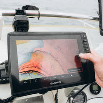Écran sondeur Garmin pour détecter les poissons en mer