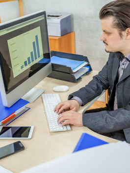 Online MBA in Finance Management vs HR Management: Which is Best?