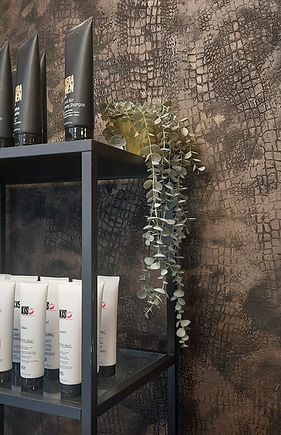 Beton ciré croco wand kleur zwart met metalstuc brons