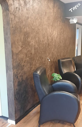 Beton ciré croco wand kleur zwart met metalstuc brons