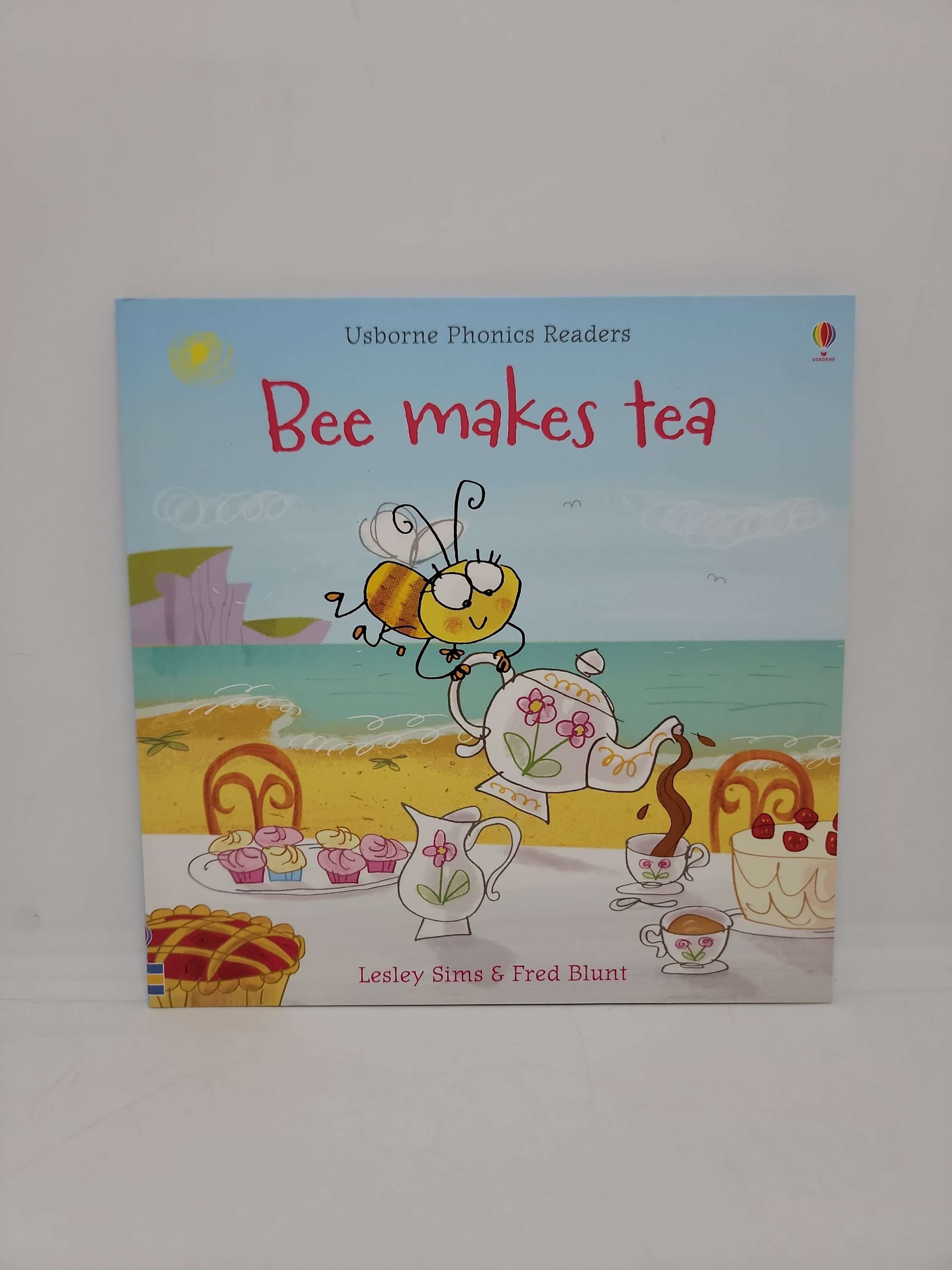 Bee makes tea by Lesley Sims & Fred Blunt