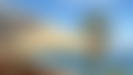 Store toile beige installé sur une terrasse avec coffre design – Clim Alu Confort à Théoule-sur-Mer