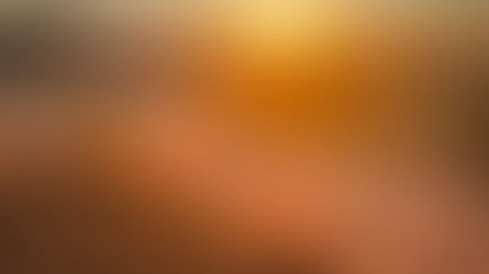 Gün batarken çimenli arazide yürüyen bir kişi. Arka planda dağlar ve orman, altın renkli ışık huzmeleri. Serin ve huzurlu atmosfer.