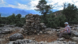 Üst üste dizilmiş taşlara bakan adam