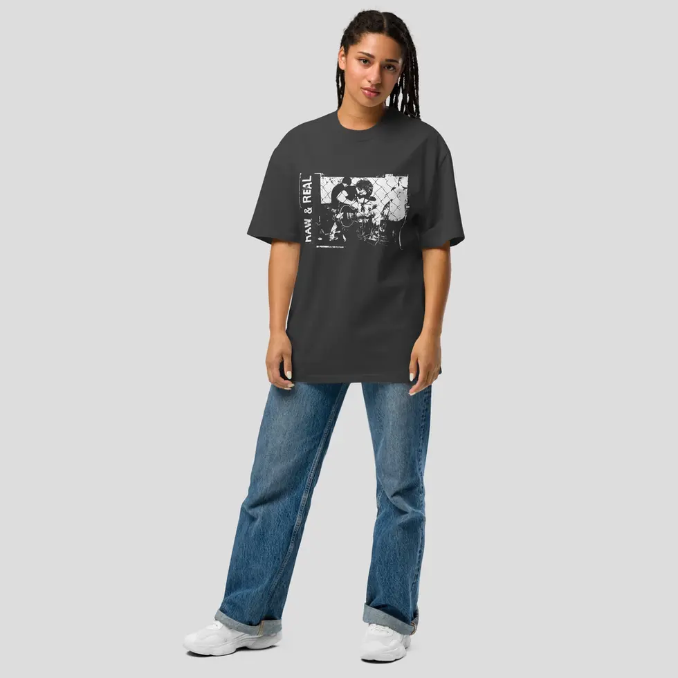 T-shirt oversize z nadrukiem RAW & REAL – przód