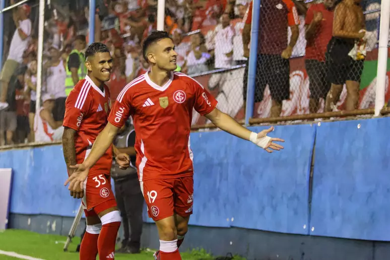 Borré dá show e comanda goleada do Inter sobre o Monsoon