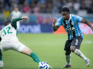 Grêmio vence, atinge 46 pontos e deixa Palmeiras mais distante do título