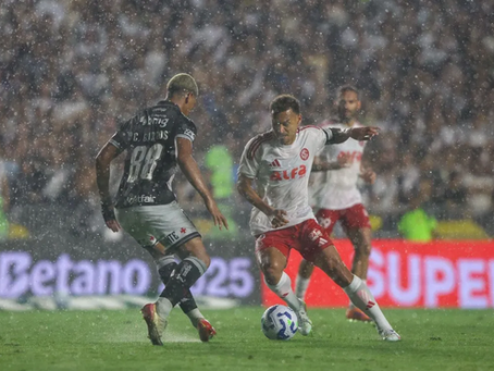 Em jogo com paralisação e chuva de gols, Vasco goleia o Inter e encerra sequência de derrotas