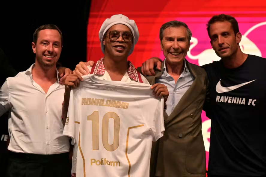 Ronaldinho Gaúcho retorna ao futebol profissional em time da 3ª divisão da Itália