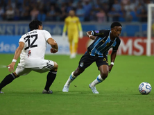 Com um a menos, Grêmio passa sufoco, mas bate Riestra e volta a vencer